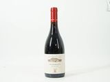 une bouteille de vin posée sur une table