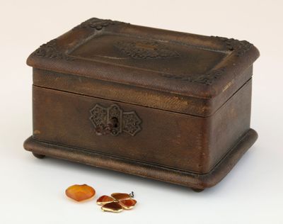 une petite boîte en bois sur laquelle est représentée une petite orange