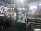 une vitrine remplie de plats dans un restaurant