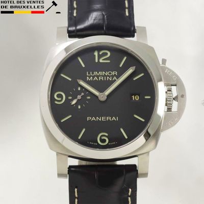 une montre avec un cadran noir et un bracelet en cuir noir