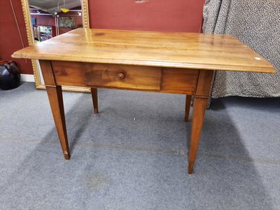une table en bois avec un tiroir dans une pièce