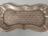 un vieux plateau en argent orné d'un motif décoratif