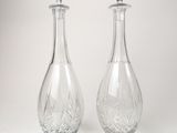 paire de carafes en cristal taillé avec bouchons en argent