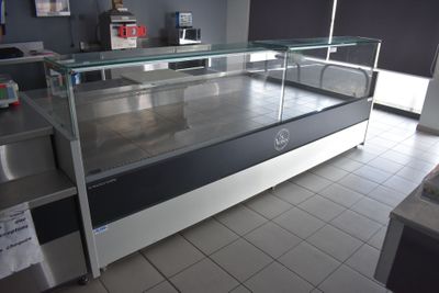 une vitrine en verre au milieu d'une cuisine