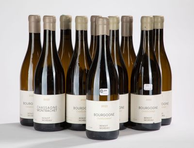 six bouteilles de vin sont alignées sur une table