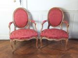 deux chaises rouges placées l'une à côté de l'autre sur un parquet