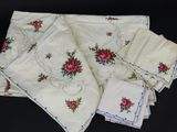une pile de serviettes blanches ornées de roses roses