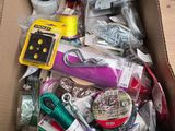 une boîte en carton remplie d'articles divers à vendre