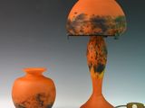 deux vases et une lampe posés sur une table