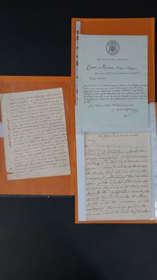 une feuille de papier posée sur un classeur