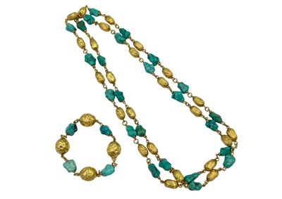 un gros plan d'un collier et d'un bracelet sur fond blanc