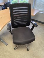 Un bureau, une chaise de bureau; deux caissons, une table + … (photo 4)