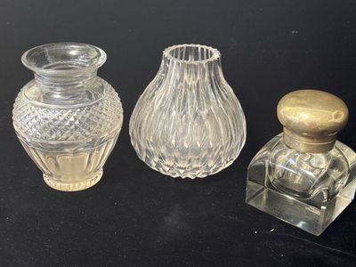 2 vases en cristal, l'un H 15, éclat sur le central et un gr…