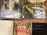 Plusieurs livres sont posés sur une table, à côté d'une tasse de café
