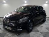 la voiture noire est garée sur un sol en damier dans le garage