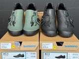 Trois paires de chaussures Shimano sont exposées dans une boîte