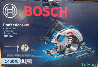 La boîte d'une scie circulaire Bosch est posée sur une table
