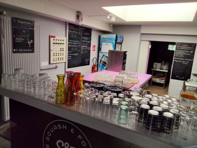 un comptoir sur lequel sont posés de nombreux verres et bocaux
