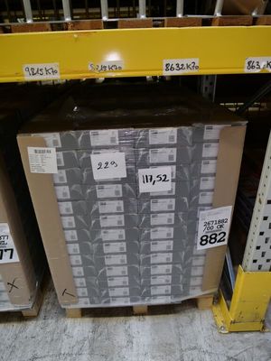 une grande caisse posée sur une palette dans un entrepôt