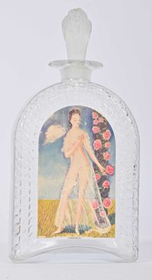 une bouteille en verre sur laquelle figure l'image d'une femme