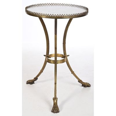 une table en laiton avec un plateau en verre, sur fond blanc