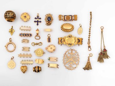 un assortiment de bijoux en or et en argent, comprenant notamment une croix, un bracelet, des broches, des boucles d'oreilles et des pendentifs