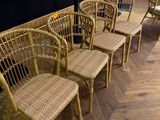 Plusieurs chaises en osier sont alignées les unes à côté des autres dans un restaurant