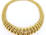 un collier en or jaune composé de maillons torsadés