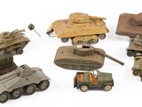 de nombreux types différents de véhicules militaires miniatures posés sur une surface blanche