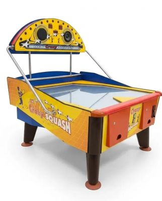 un gros plan d'un flipper avec une bille posée dessus