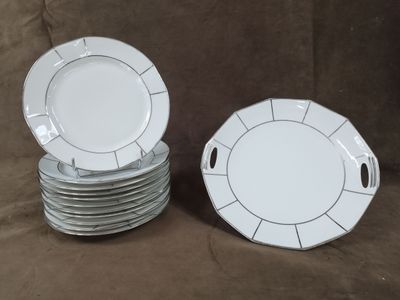 beaucoup d'assiettes empilées les unes sur les autres