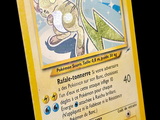 gros plan d'une carte pokemon sur fond noir