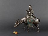 figurine en bronze représentant un homme à cheval tenant une balle