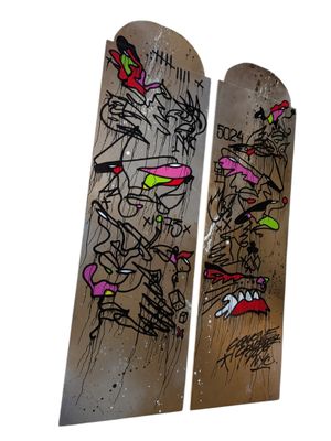 deux skateboards recouverts de graffitis