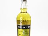 une bouteille de whisky Chartreuse posée sur une surface blanche