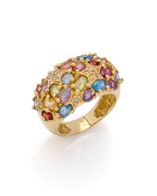 une bague en or ornée de pierres multicolores sur fond blanc