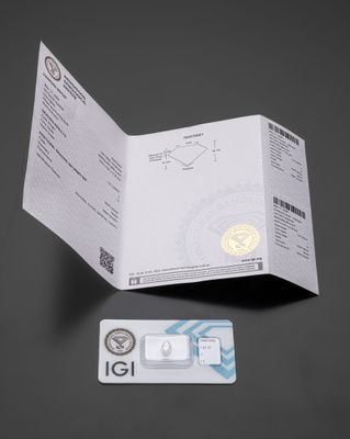 une photo d'un passeport et d'une carte d'identité posés sur une table