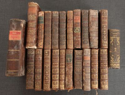 plusieurs vieux livres empilés sur une table