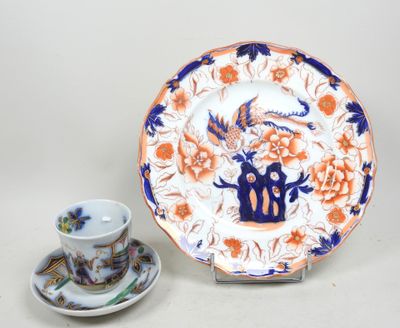 une tasse et une soucoupe posées à côté d'une assiette sur une table