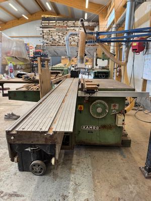 une grande machine installée dans un bâtiment