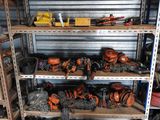 de nombreux outils différents sur les étagères du garage