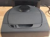 un petit robot posé sur une table