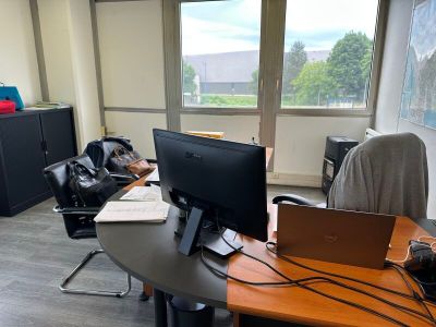 un bureau sur lequel sont posés deux ordinateurs et un ordinateur portable