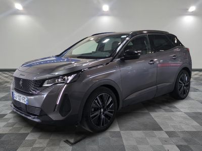 la voiture grise est garée sur le sol en damier d'un garage