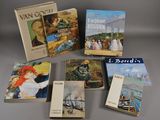 cinq livres sont posés sur une table devant un fond gris