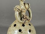 une figurine en céramique représentant une femme tenant un bébé dans ses bras