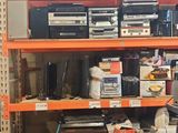une pièce remplie d'appareils électroniques de toutes sortes