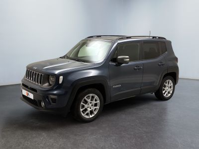 La Jeep Renegade est garée dans une pièce au sol gris.