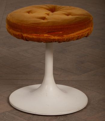 une image représentant un tabouret sur lequel est posé un beignet