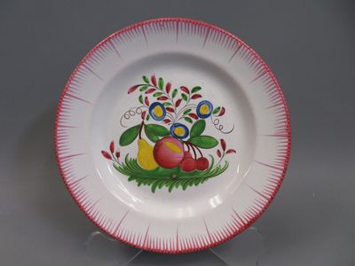 Assiette en faïence, décor polychrome d'une nature morte aux fruits. D - Photo 1